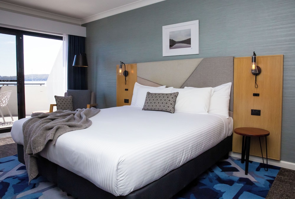 Superior Waterside King Room photo 3