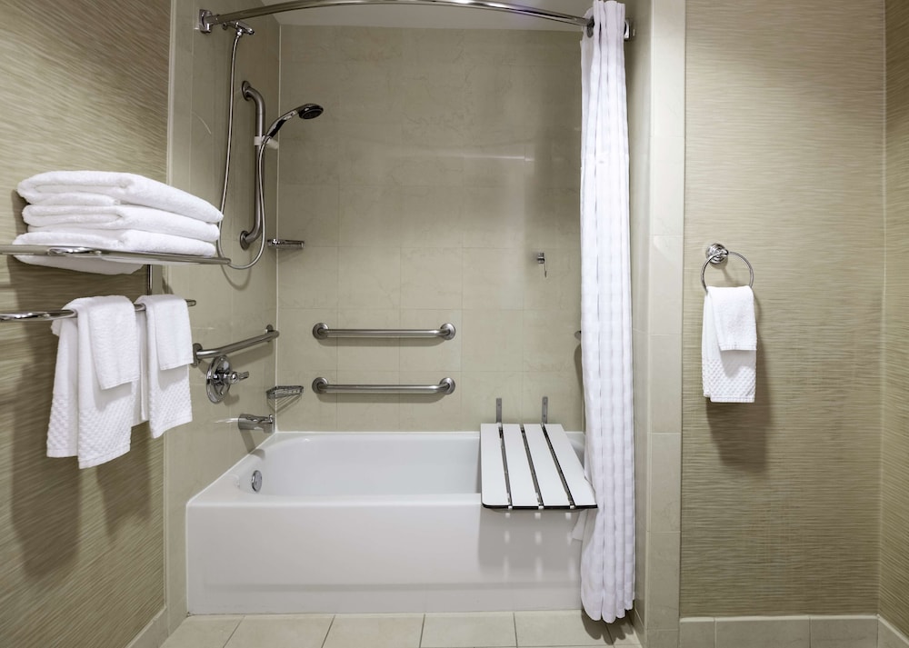 Room, 1 King Bed, Accessible, Balcony - Photo 8