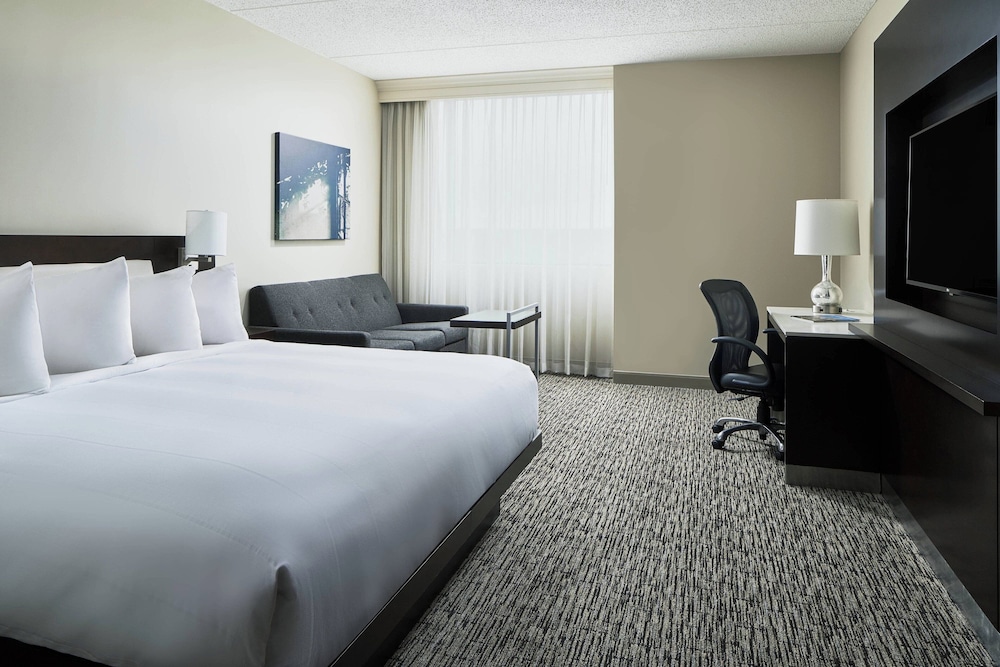 Room, 1 King Bed (Mobility Accessible, Roll-In Shower) - Photo 3
