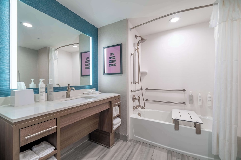 Suite, 1 King Bed, Accessible, Bathtub - Photo 8