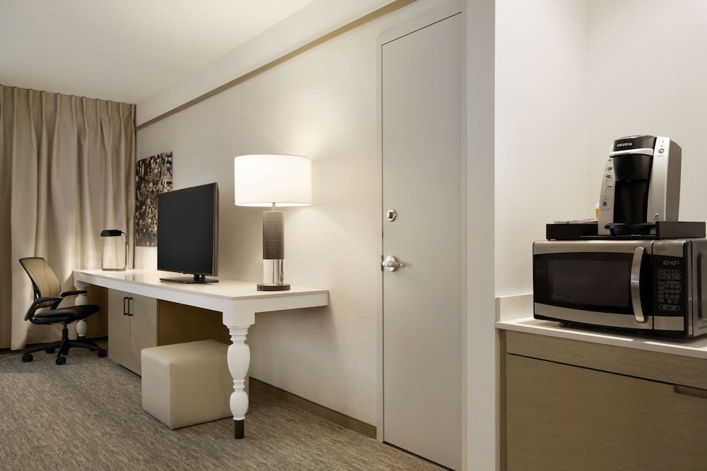 Room, 1 King Bed, Accessible (Mobility & Hearing, Roll-in Shower) photo 1