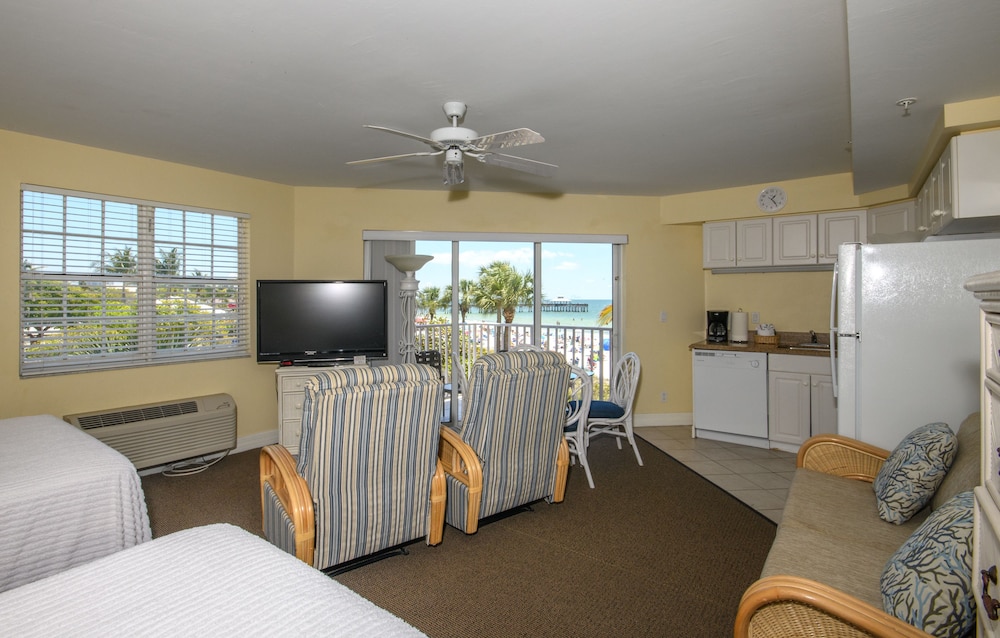Studio, 2 Queen Beds, Partial Ocean View