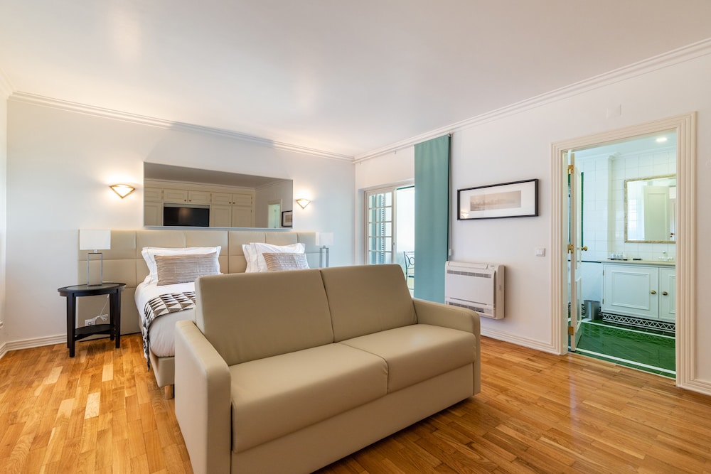 Executive Suite (4)