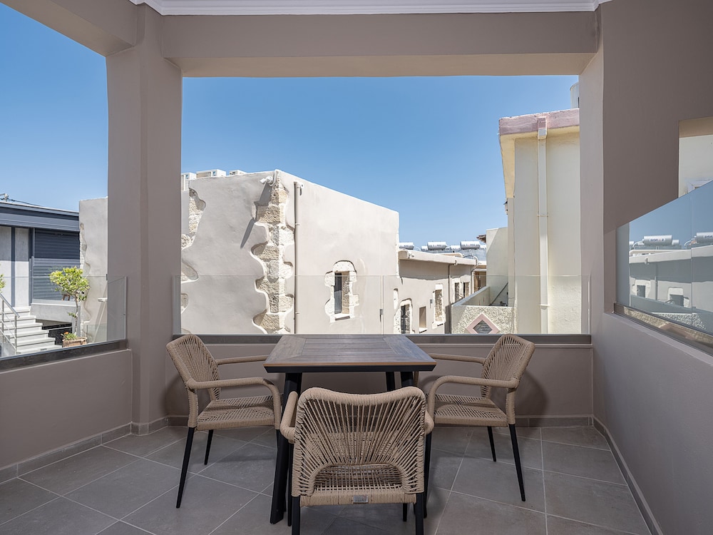 Family Suite with Balcony - Photo 9