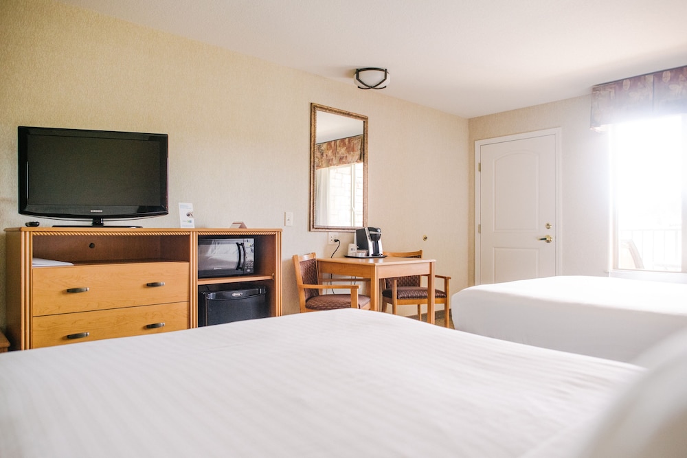 Standard Room, 2 Queen Beds - Photo 2