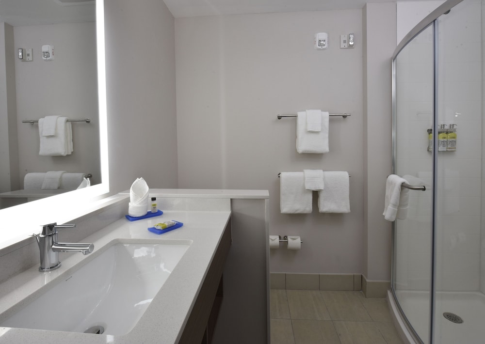 Queen Room with Two Queen Beds - Mobility Access Tub/Non-Smoking thumbnail 6