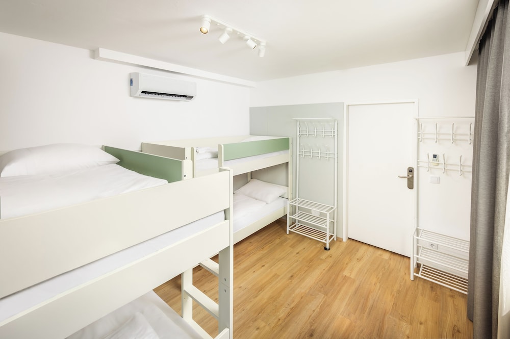 5 Rooms XXL with Balcony & A/C