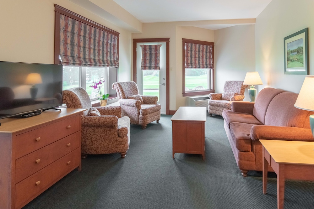 Executive Suite, 1 King Bed with Sofa bed photo 3
