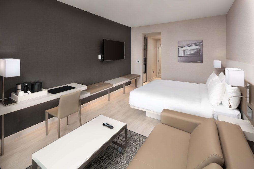 Room, 1 King Bed with Sofa bed, City View, Corner (City View) photo 3