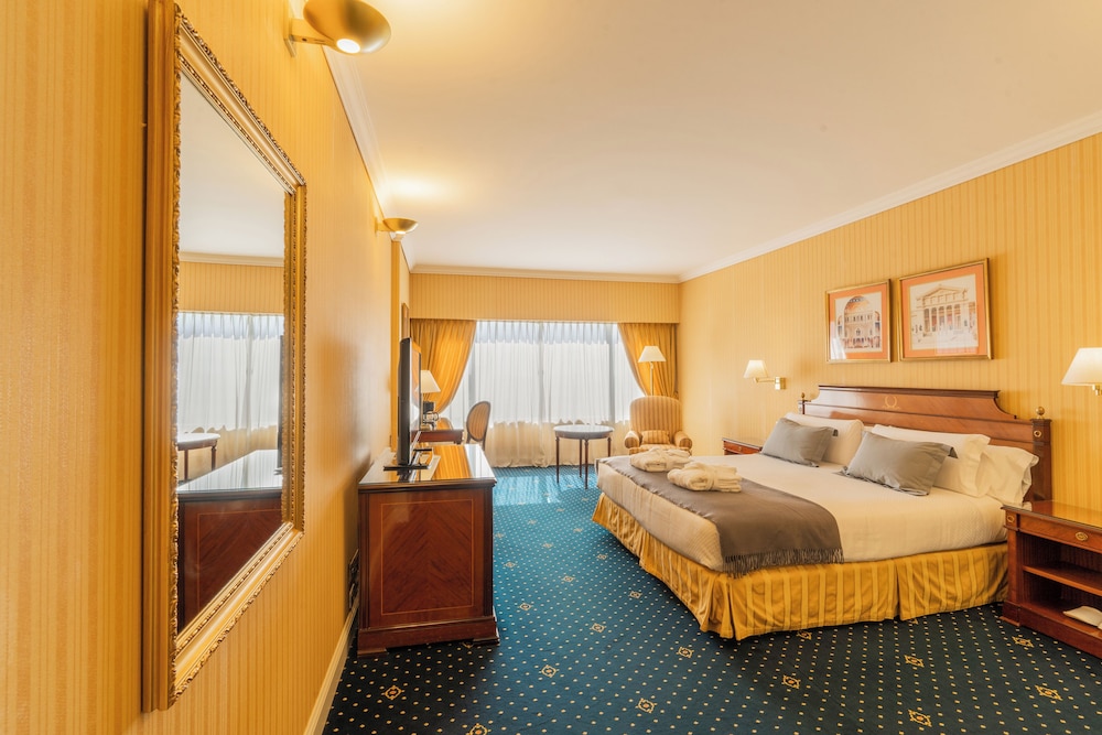 Executive Room, 1 King Bed, City View