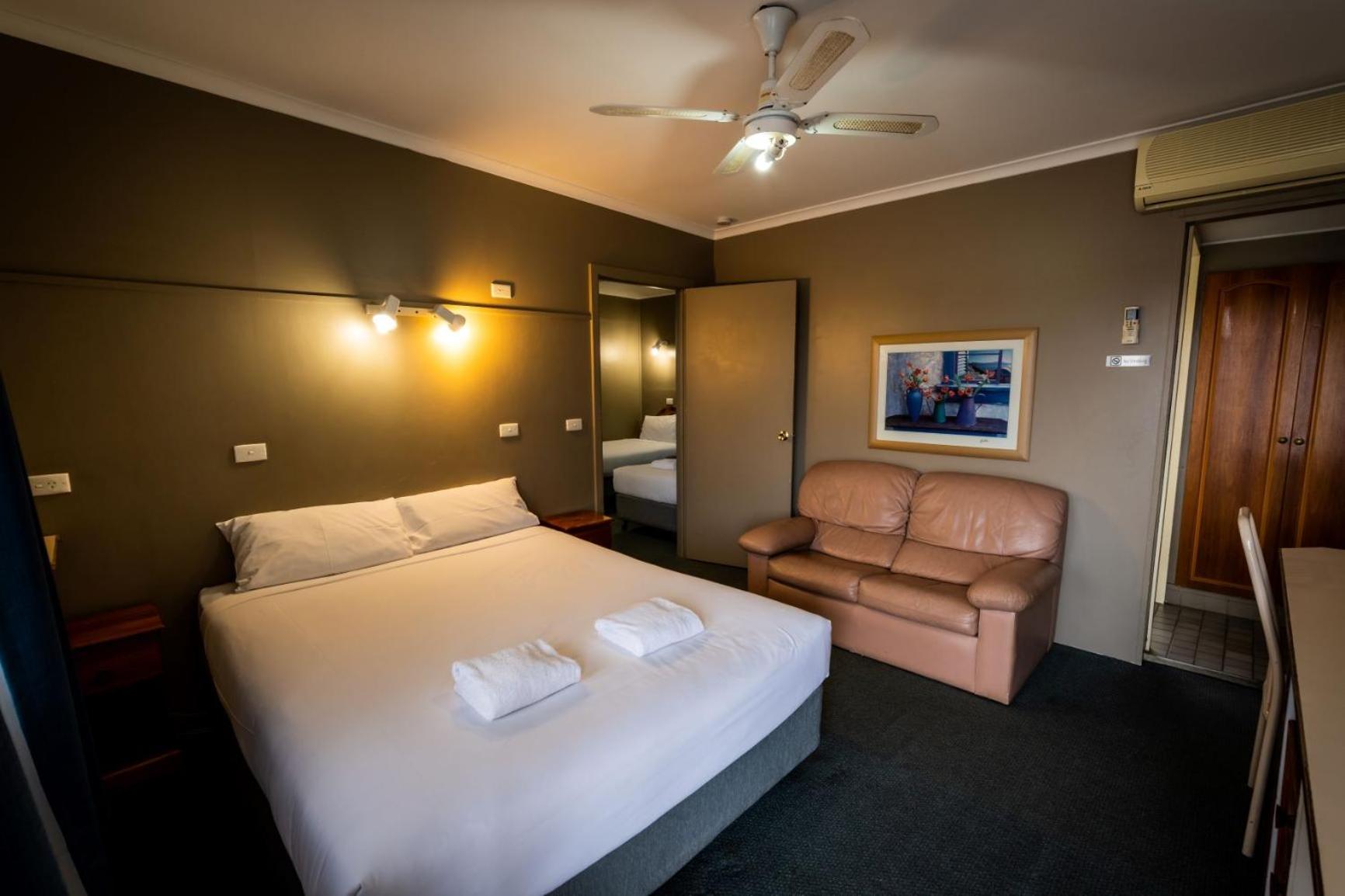 Two-Room Family Suite (4 Guests) photo 3
