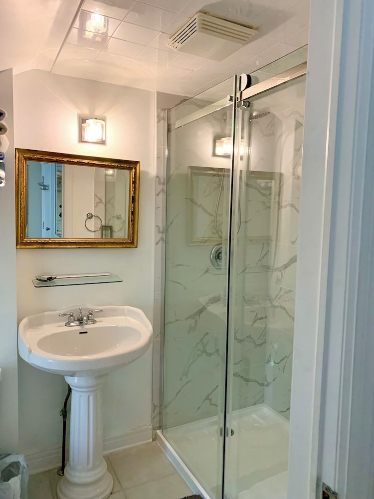 Dr. Mitchell Suite photo 3