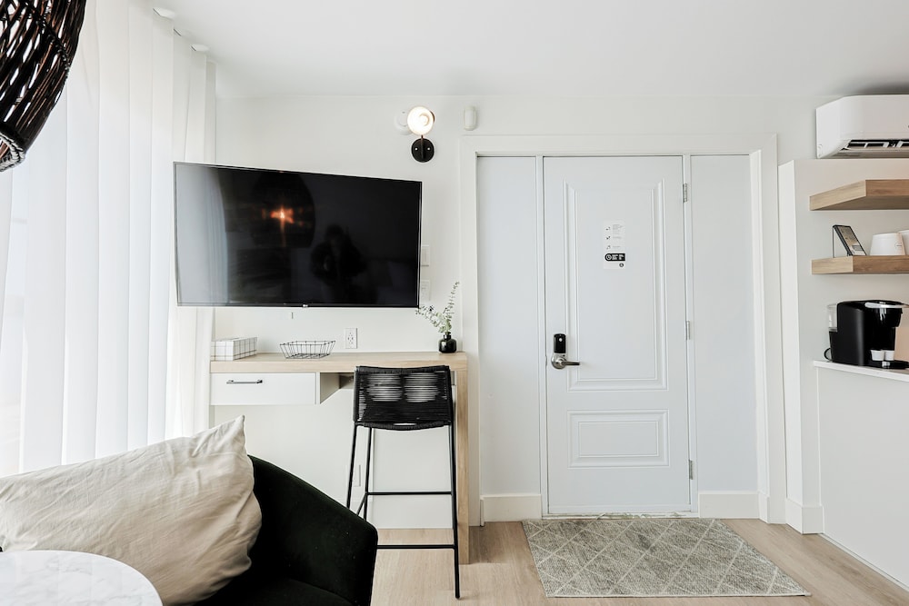 Signature Studio, 1 Queen Bed, Kitchen, Lake View photo 3