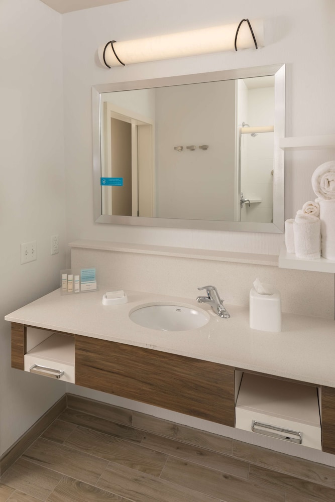 Room, 2 Queen Beds, Accessible, Bathtub - Photo 3