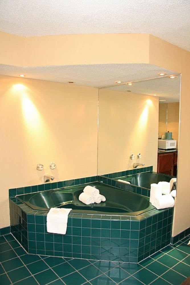 Room, 1 King Bed, Jetted Tub photo 2
