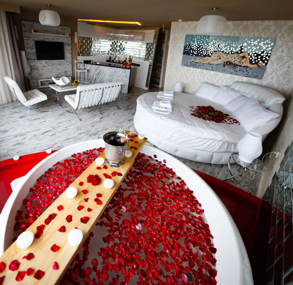 Romantic Suite, Jetted Tub, Sea View photo 2