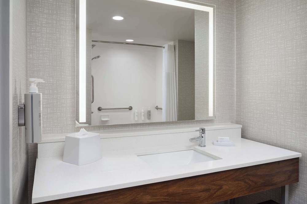 Room, 2 Queen Beds, Accessible, Bathtub - Photo 6