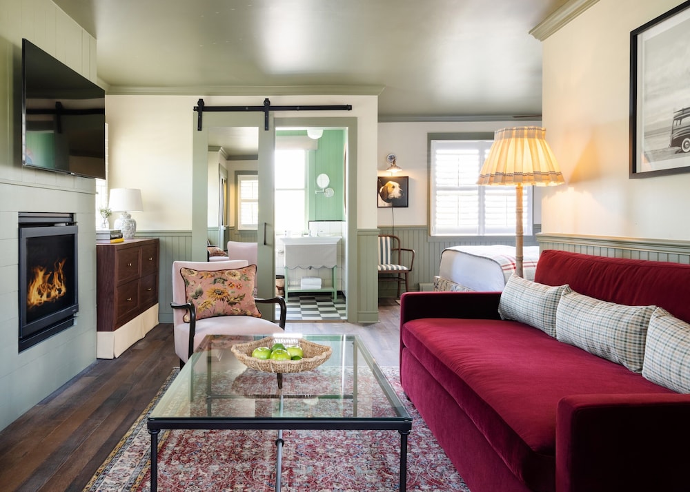 Suite, 1 King Bed, 2 Bathrooms (The LPP Suite Fireplace)