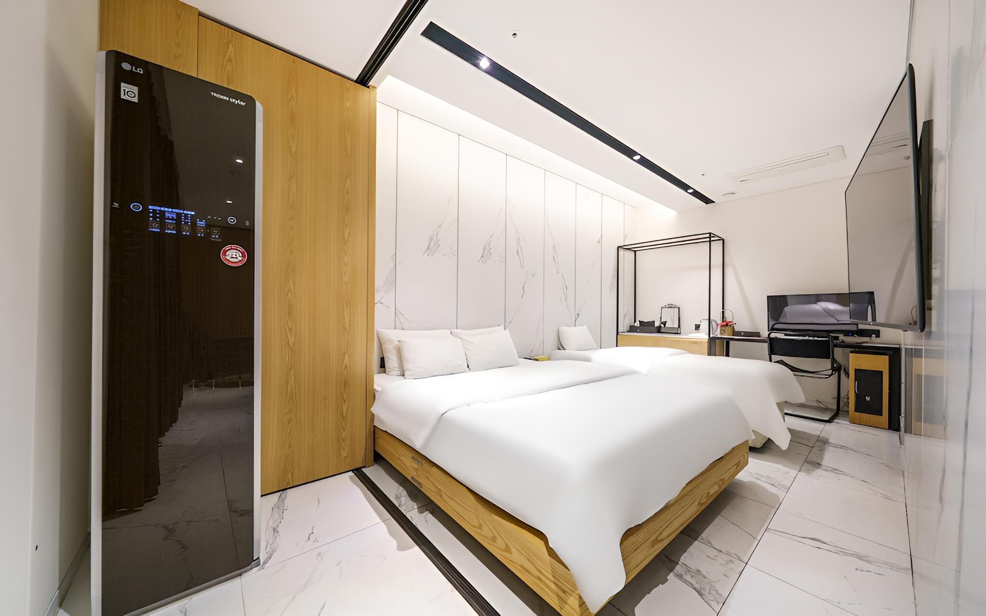 Room (Suite 1 (65 inches + 2-person bathtub) - Photo 1