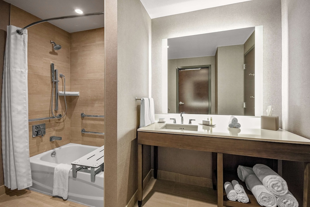 Premium Room, 1 King Bed, Accessible, Bathtub