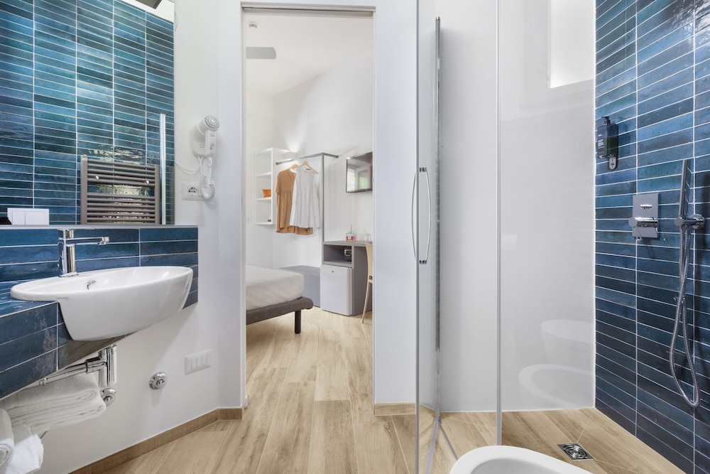 Standard Double Room, Private Bathroom photo 3