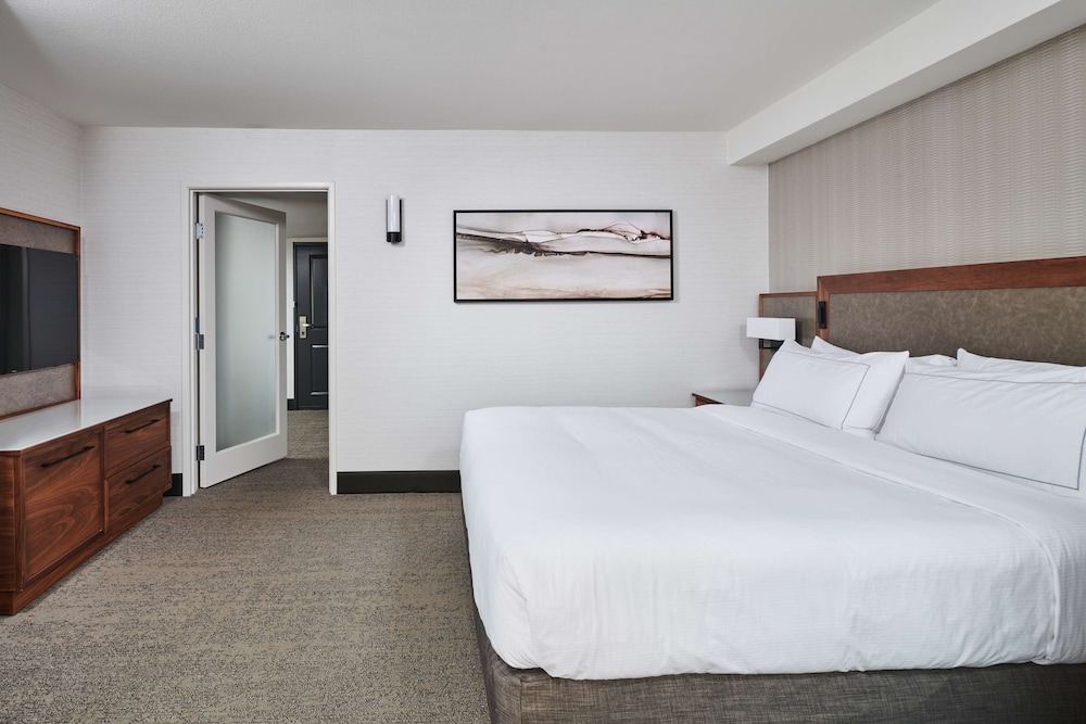 Suite, 1 King Bed, Balcony - Photo 11