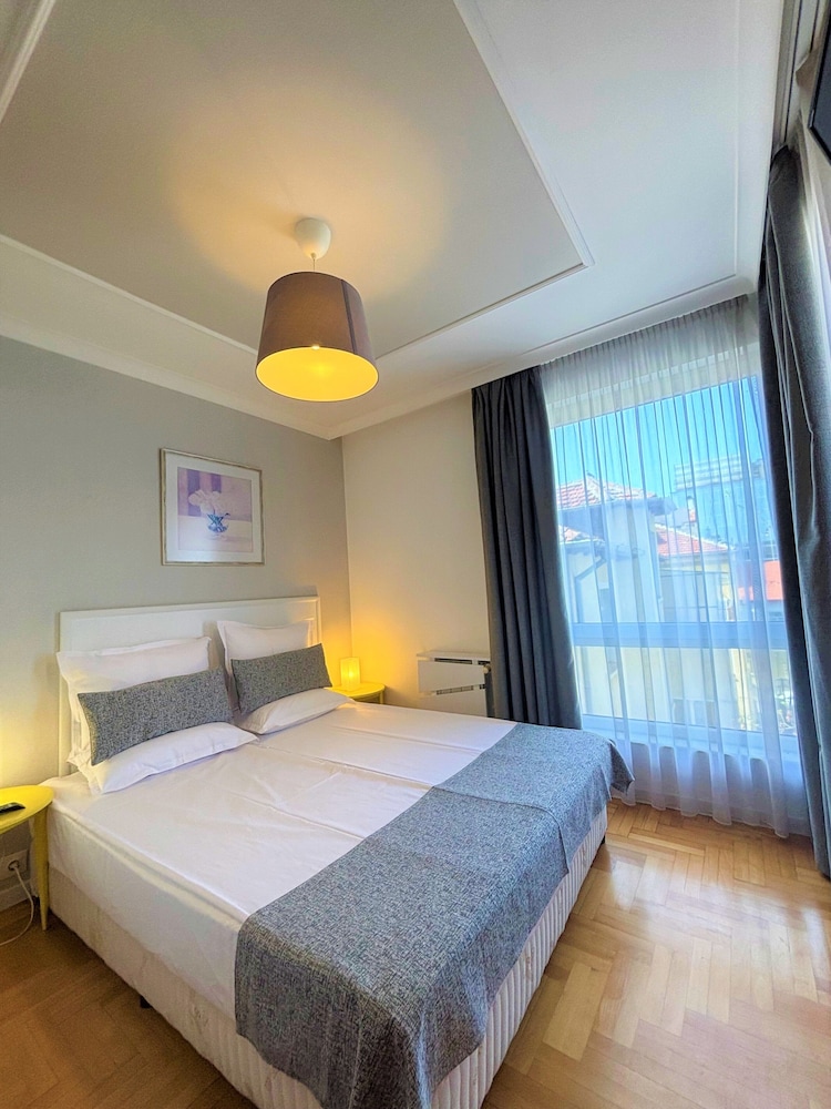 Small One-Bedroom Apartment photo 1
