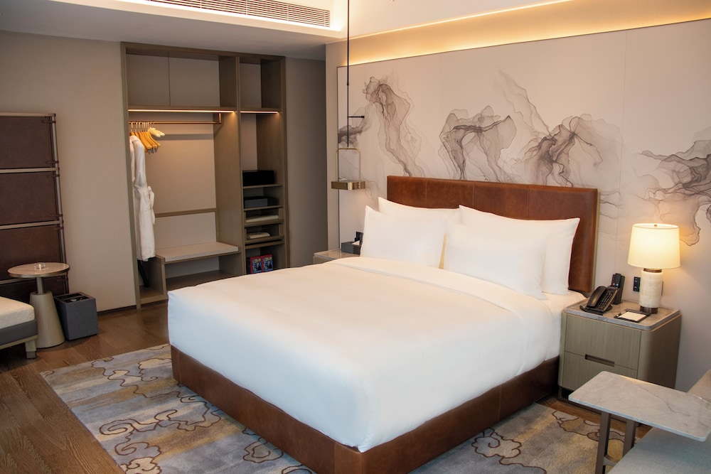 270° River View King Size Bed Suite Room