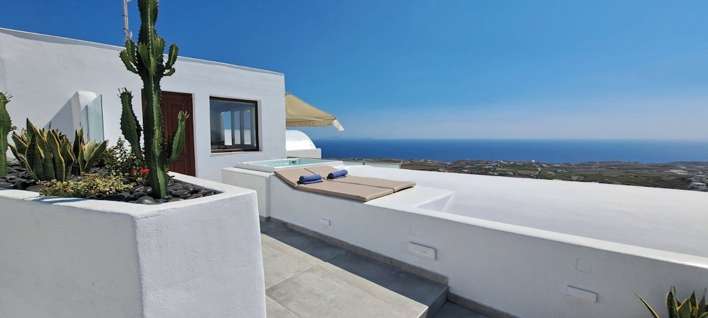 Signature Suite with Outdoor Hot Tub and Sea View - Photo 5