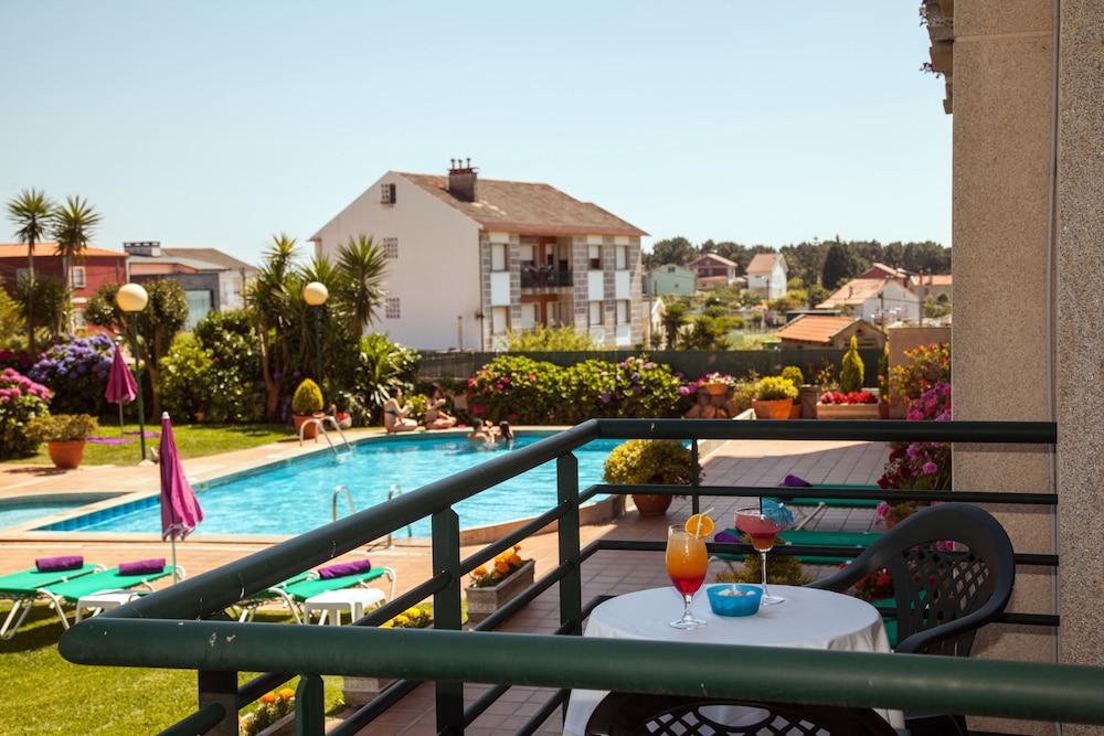 Standard Room, Multiple Beds, Pool View - Photo 2