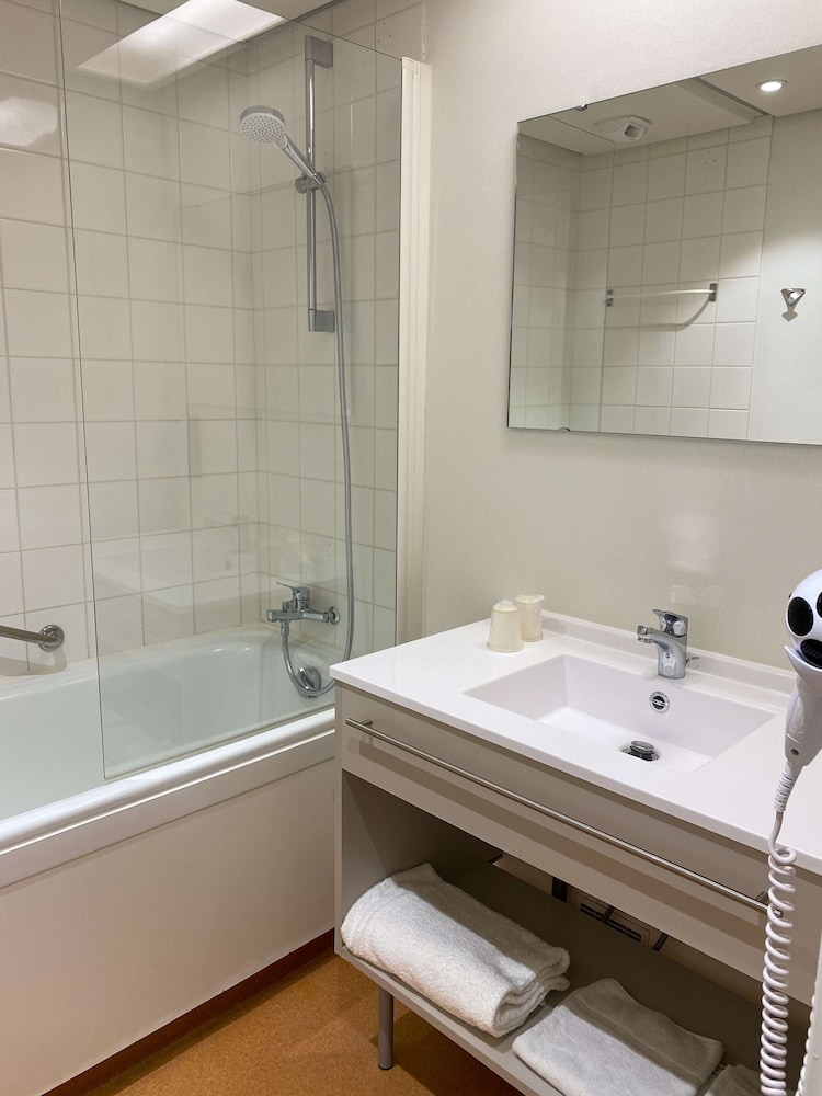 Standard Room, 2 Twin Beds - Photo 8