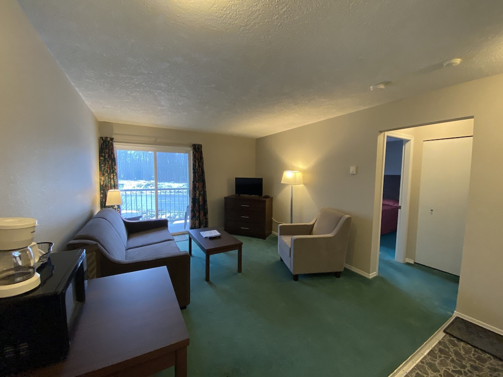 Suite, 1 Queen Bed with Sofa bed photo 3