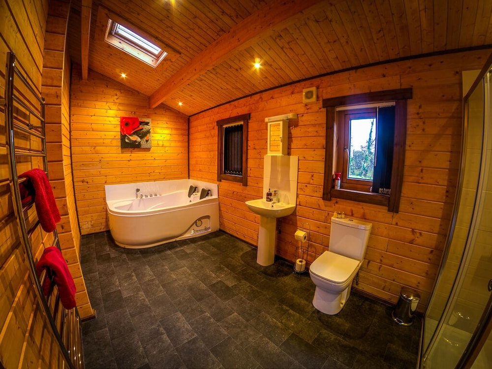 Luxury Apartment, Ensuite (and Couples Jet bath) photo 3