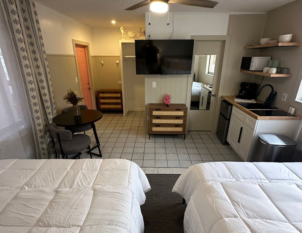 Standard Studio, 2 Queen Beds, Kitchenette, Pool View