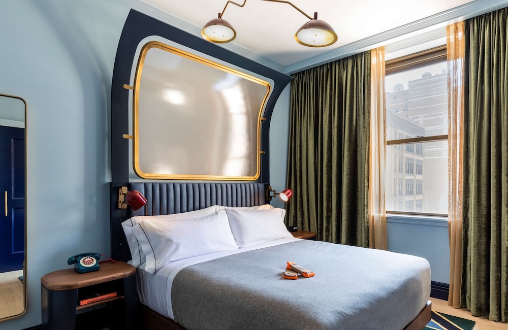 Premium Room, 1 King Bed, Accessible (Roll-In Shower) - Photo 8