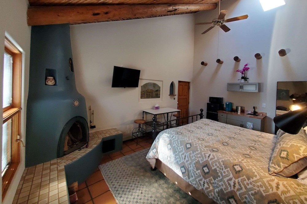 Room, 1 King Bed, Non Smoking, Fireplace