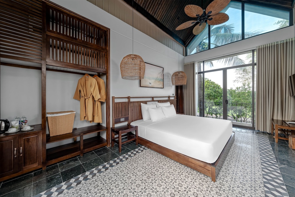 Deluxe King Room - Photo 2