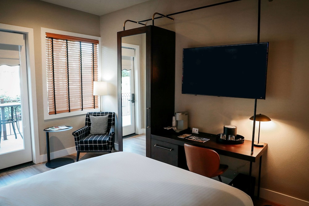 Deluxe Room, 1 Queen Bed, Non Smoking