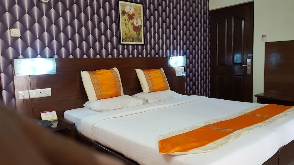 Standard Room, 1 Queen Bed, Ensuite photo 2