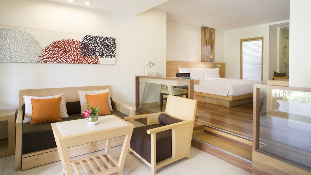 Suite, 1 King Bed with Sofa bed, Garden View