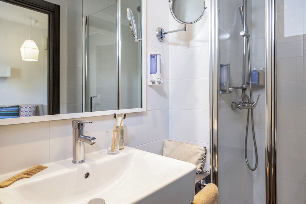 Standard Double Room - Photo 7