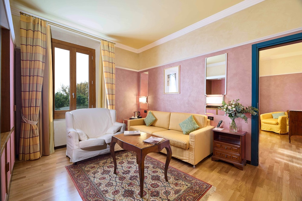 Family Room - Photo 6