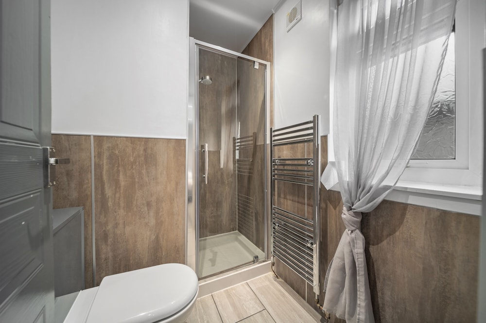 Basic Twin Room, Ensuite photo 3