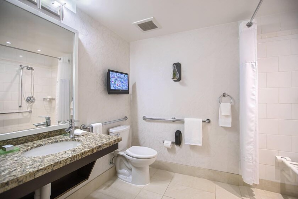 Deluxe Room, 2 Queen Beds (Mobility/Hearing Access, Roll-In Shwr) - Photo 4