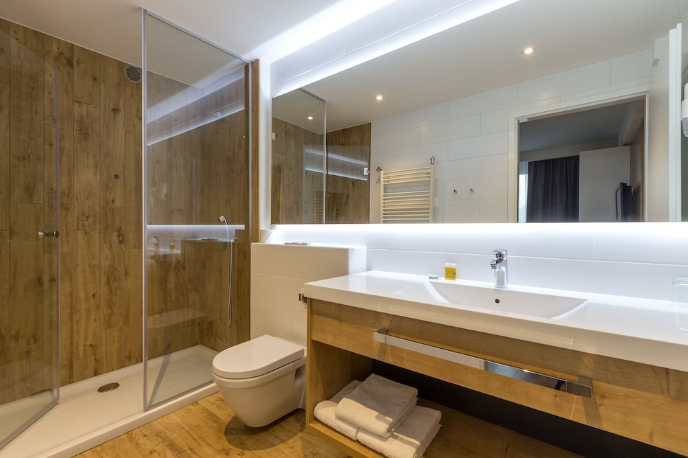 Deluxe Suite - Photo 6