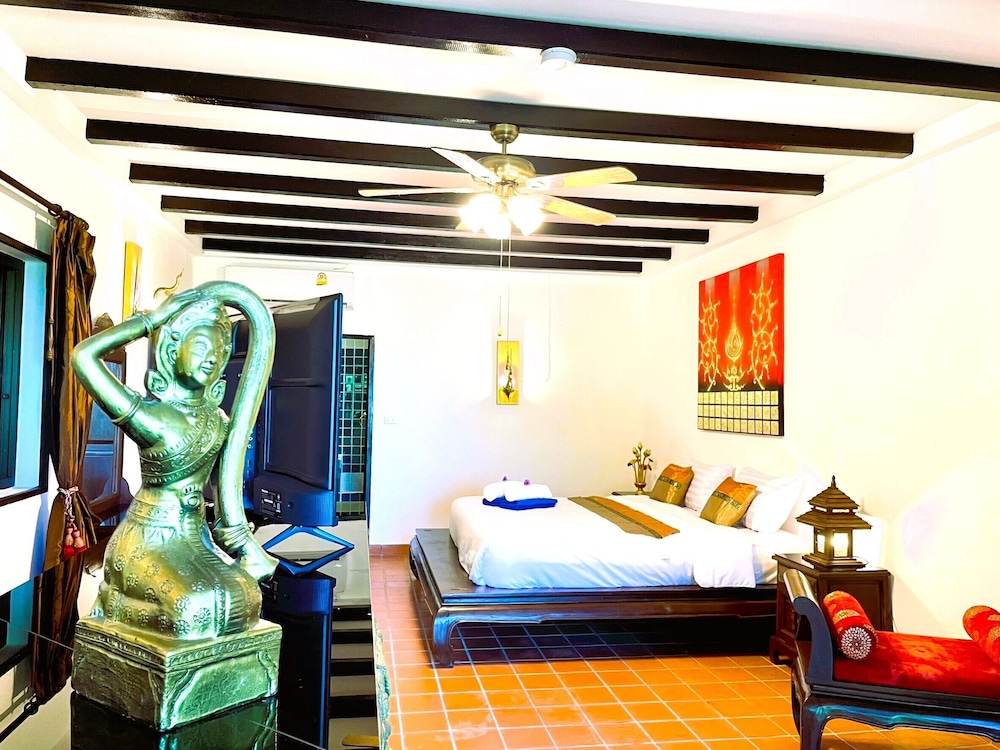 Deluxe Studio Suite - Photo 16