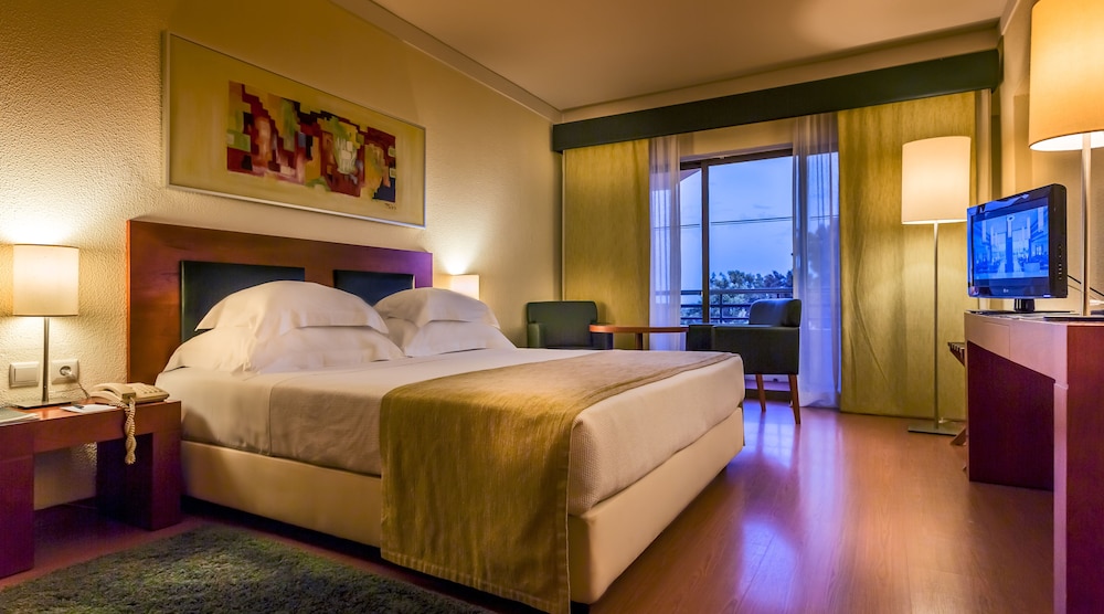 Twin Room (2 Adults + 1 Child) - Photo 1
