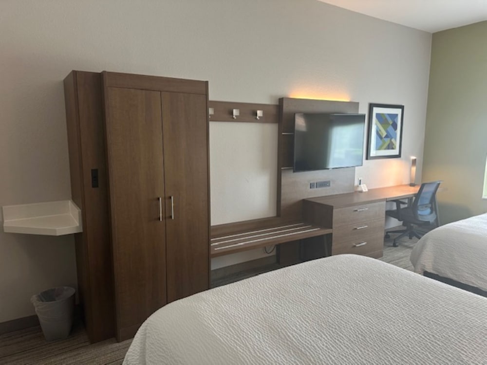 Standard Room, 2 Queen Beds - Photo 5