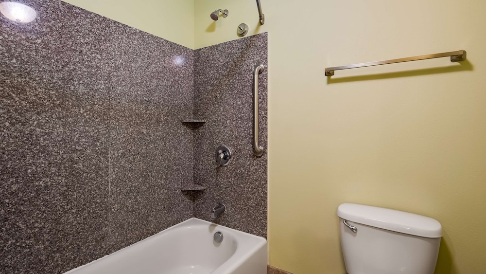 Standard Room, 2 Queen Beds, Non Smoking, Refrigerator & Microwave photo 3