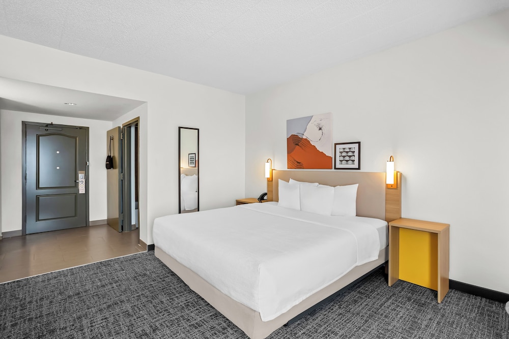 Room, 1 King Bed, Accessible, Bathtub (Mobility) photo 2